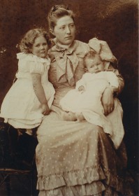 Groepsportret van Johanna Cornelia MG (1867-1902) en haar twee oudste dochters
